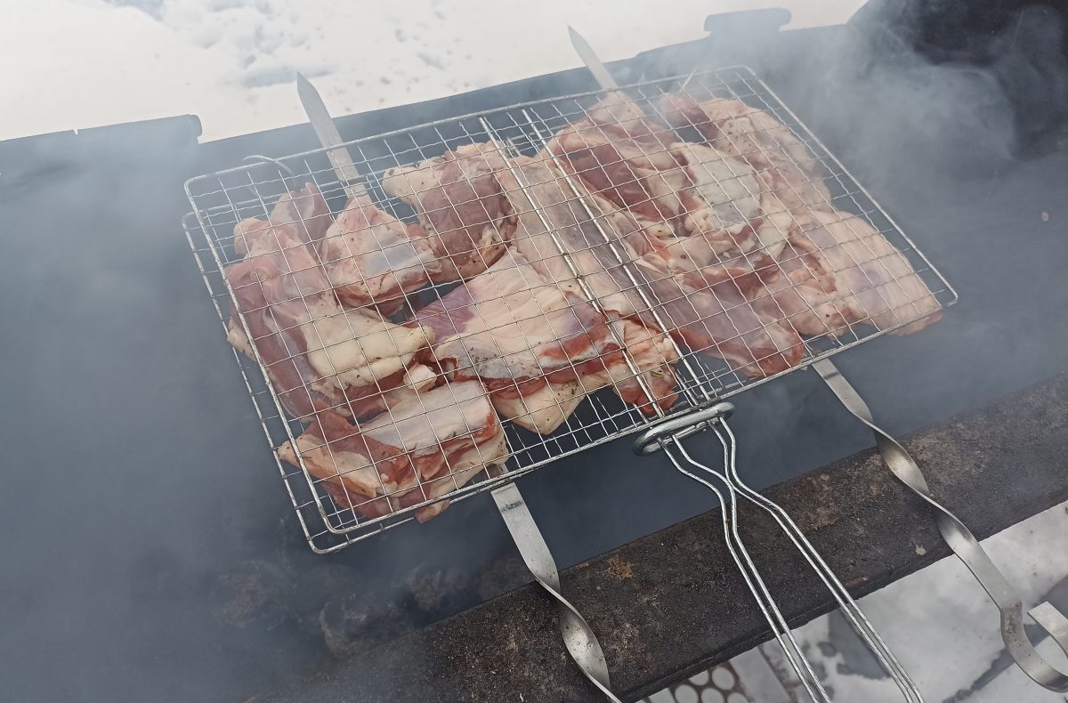 Врач Мацола назвал главные опасности поедания шашлыка